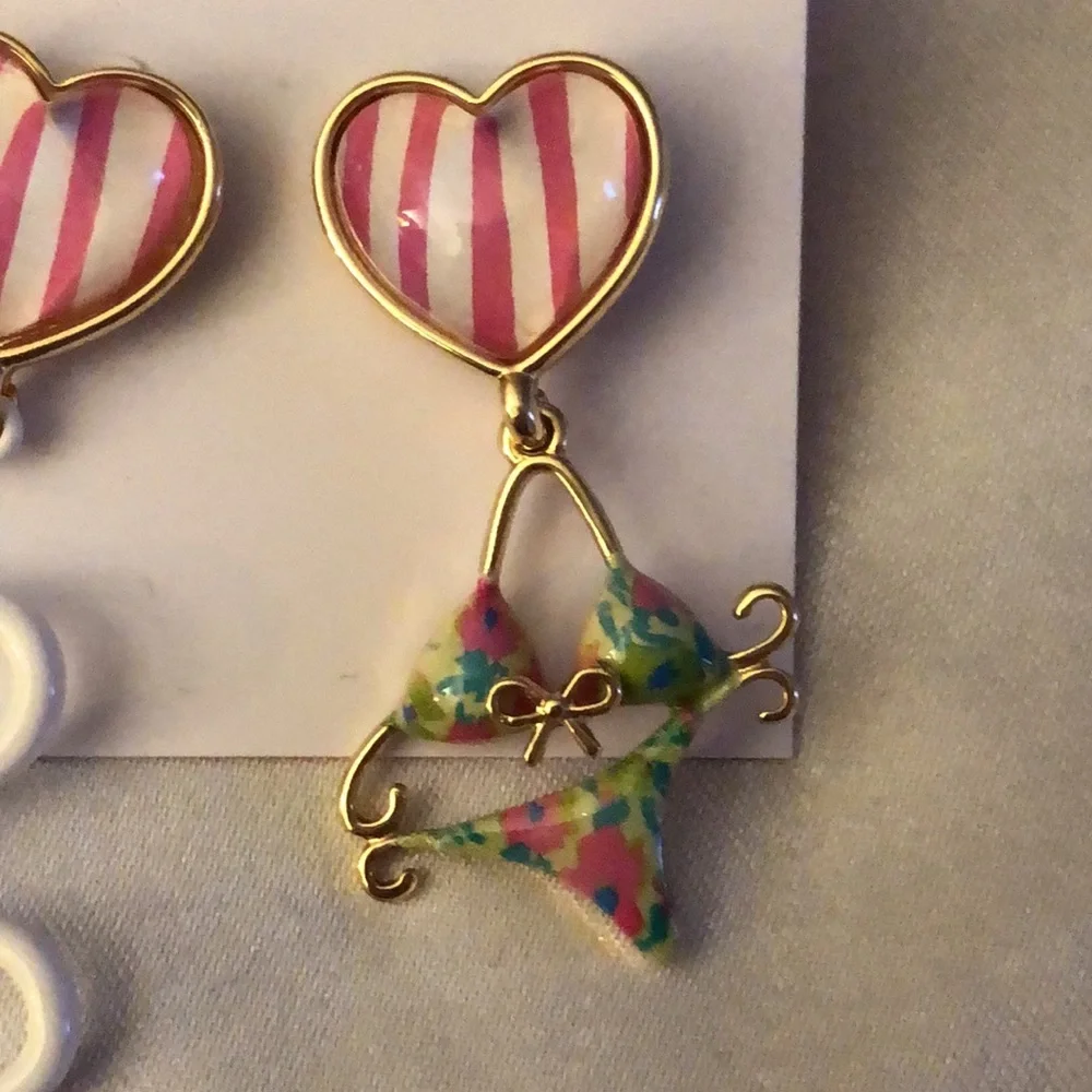Betsey Johnson Bikini & Sunscreen Mismatch Drop Earrings Acrylic Heart NWT - Picture 5 of 14